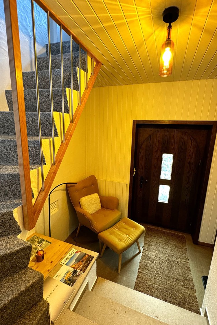 正面の入口はこの部屋専用。このままブドウ畑に出られる。