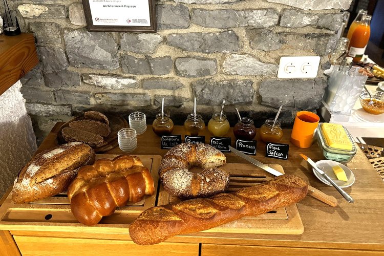 元気になれる朝ご飯。パンに自家製のジャムをたっぷりつけて。