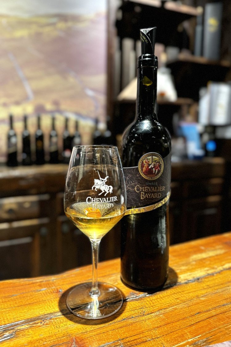 グヴェスで造られた白ワイン。スッキリしている。