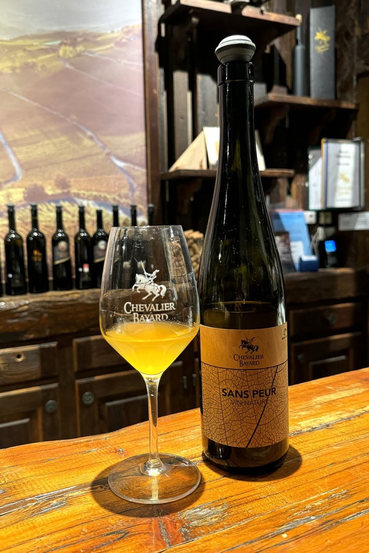 ヨハニスベルクを自然発酵させた「サン・プール（恐れ知らず）」。ヴァレーのオレンジのワインといわれる。