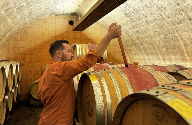 「赤ワインはすべて木の樽で発酵させています」とブルーノさん。