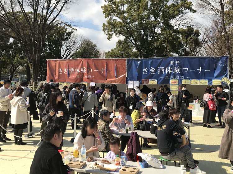 きき酒体験コーナーでは原料による味の違いなどのレクチャーもある（写真は2023年の様子）。