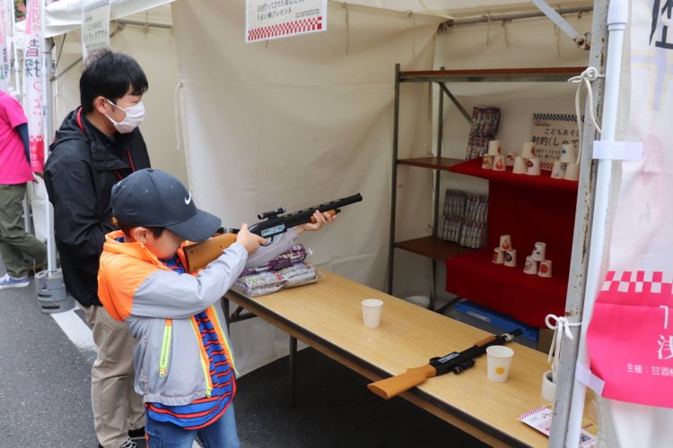 「今昔縁日屋台」として射的やコマ回しなどが登場（写真は2023年の様子）。