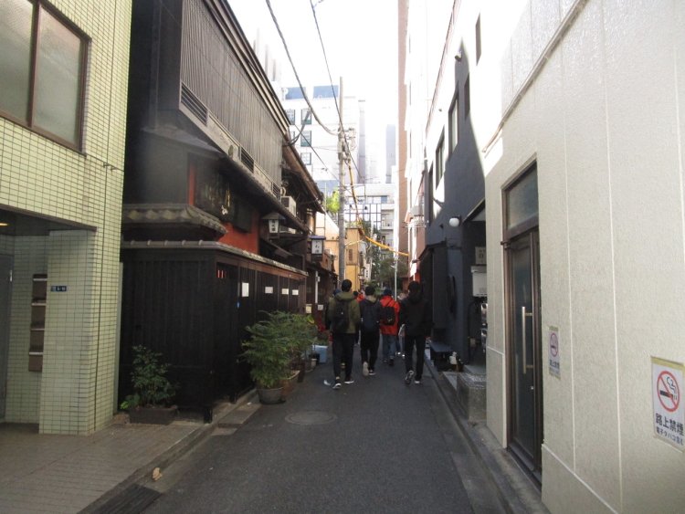 細い路地を通るのもコースの醍醐味。（写真は2023年の様子）。