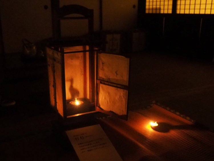 「万徳旅館」では行灯に火が灯る。