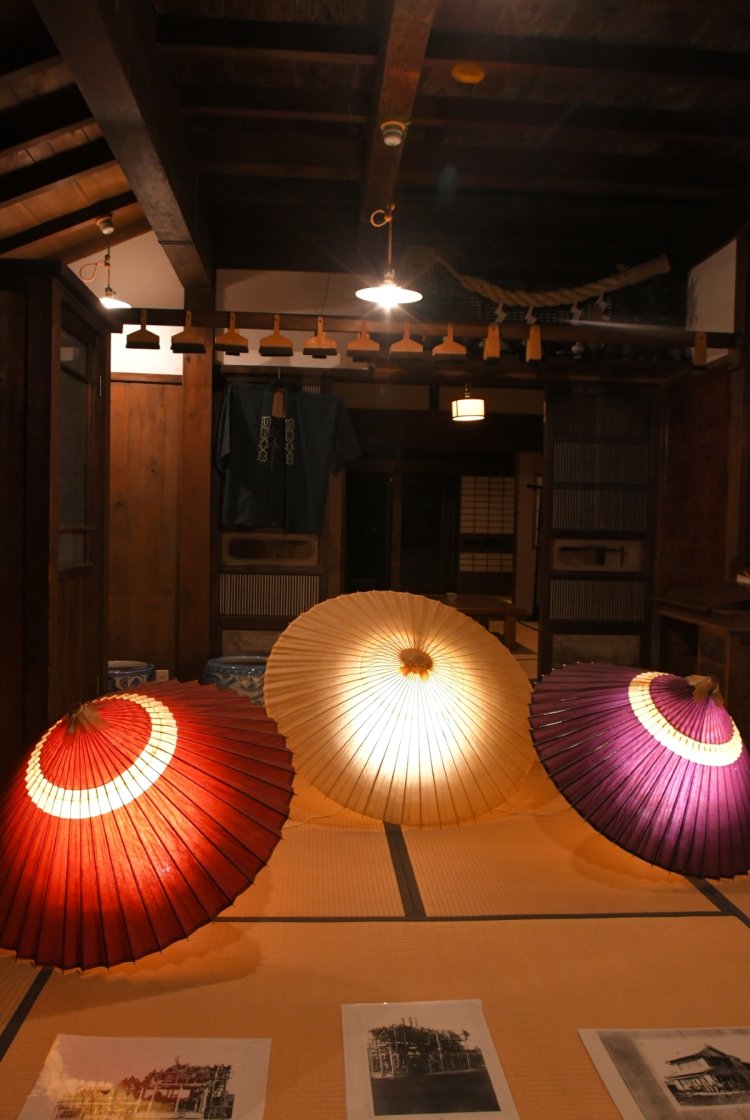 「川野商店」の店先では傘がライトアップ。
