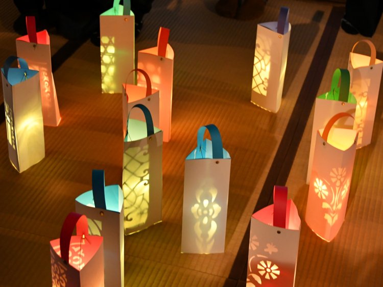 『江戸東京たてもの園』内で実際に使われている文様を用いて行灯づくりを体験できる。