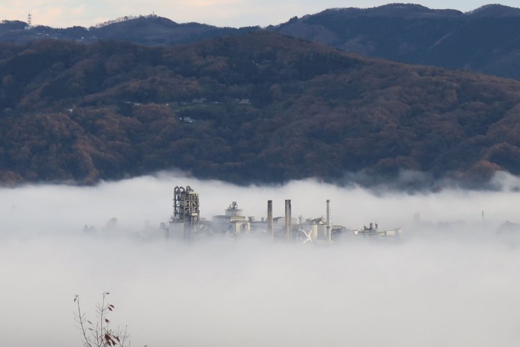 埼玉県秩父市の「天空の工場」。まるで雲の中に浮かんでいるような工場、小説の中に出てきそうな風景（写真提供＝秩父市）。