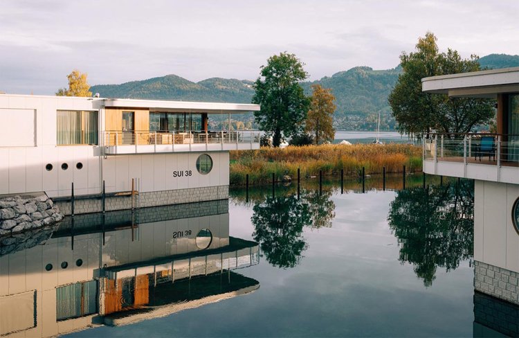 海に浮かぶ船のよう。（C）Deltapark Vitalresort