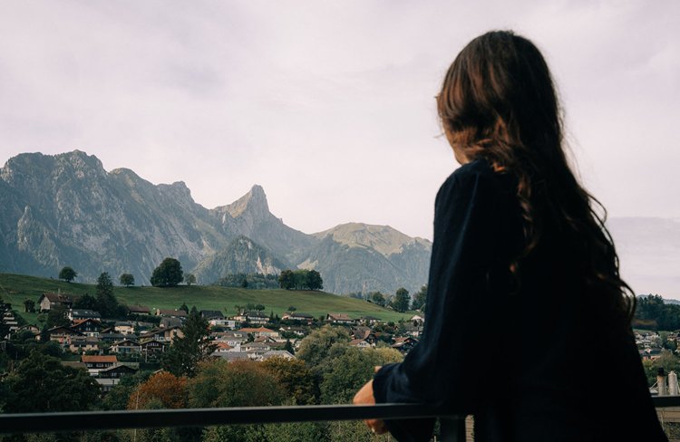 シュレックホルン（画面中央）が望めるルーフトップテラス。（C）Deltapark Vitalresort