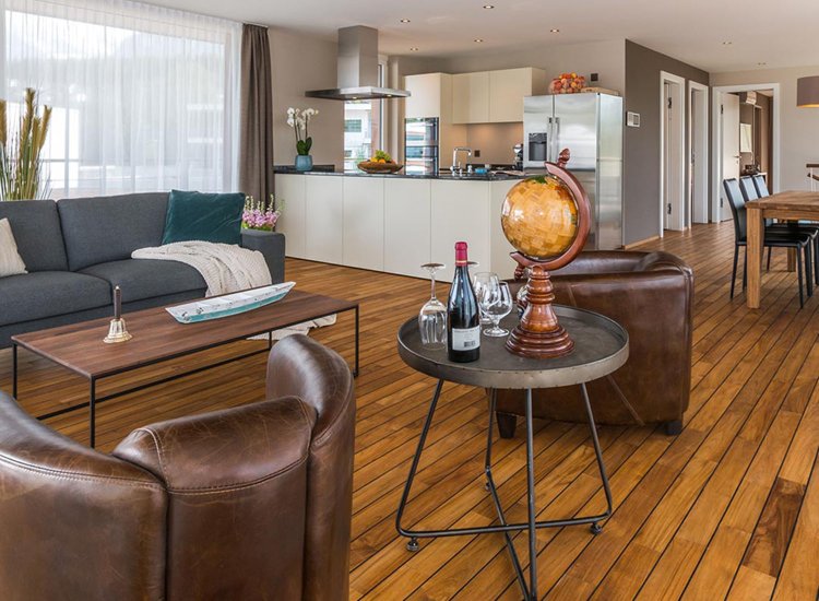 広々としたリビング。（C）Deltapark Vitalresort