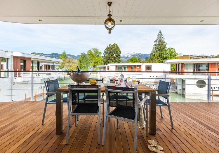 ウッドデッキでご飯を食べるのもよし。（C）Deltapark Vitalresort