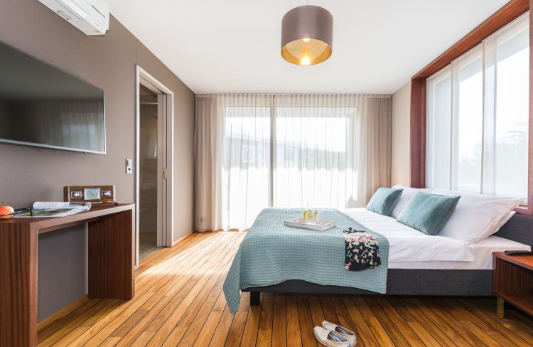 落ち着いたトーンの客室。（C）Deltapark Vitalresort