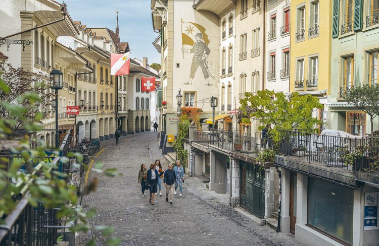 ショッピングも楽しめる二段の道。