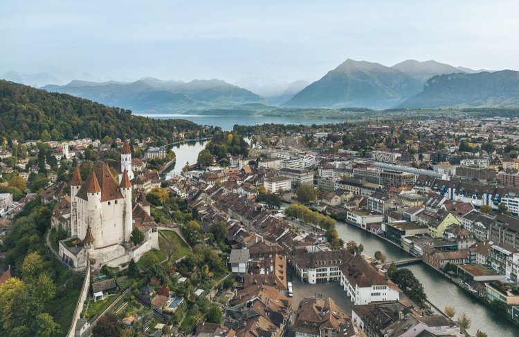 4つの塔をもつトゥーン城（画面左）は国宝。二段構造の旧市街も見える。