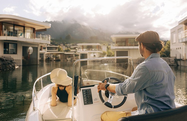 小船でトゥーン湖へダイレクトに出られる。（C）Deltapark Vitalresort