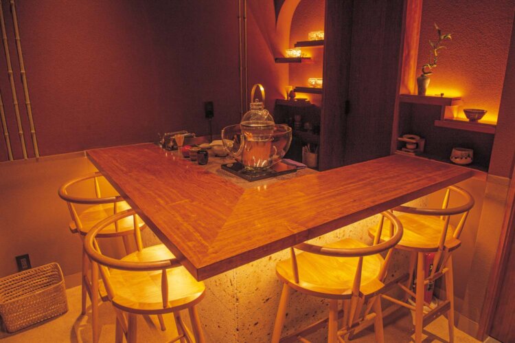 少し照明を落とした、落ち着く茶室。