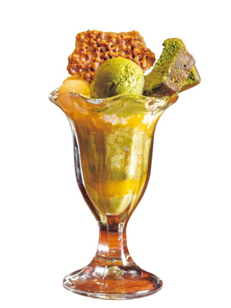 抹茶パフェは濃厚な抹茶アイスや抹茶プリン、季節のフルーツソースが層を重ねる。シングルオリジンの宇治抹茶とセットで3500円 ～（選ぶ抹茶によって変動）。