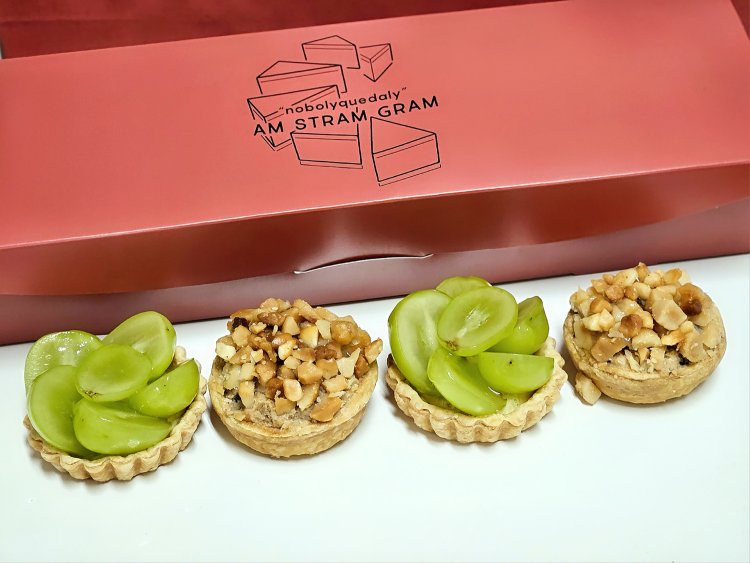 長野 シャインマスカットのタルティミニ1個760円（季節限定）、タルティミニ マカダミアん1個380円。