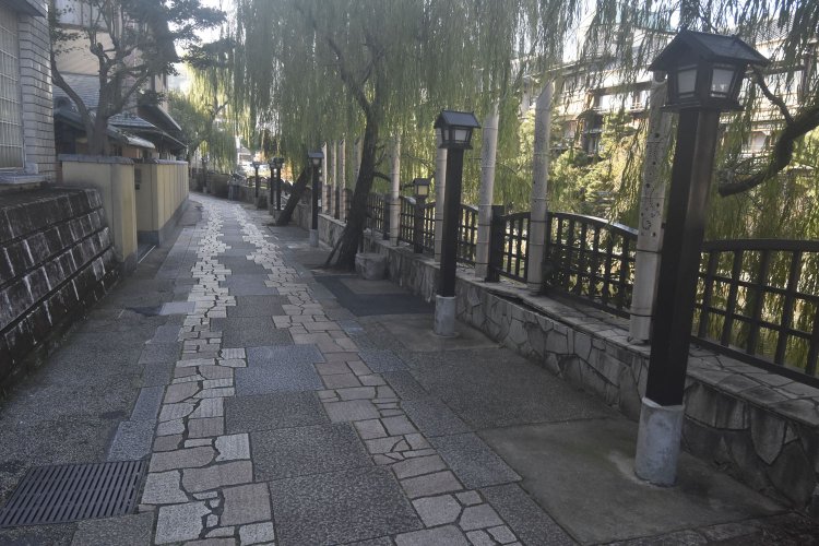 松川沿いにある温泉風情が味わえる遊歩道。