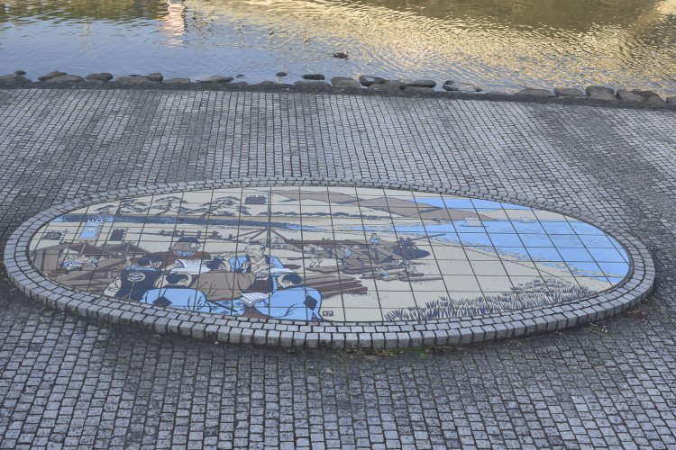 広くなった場所には造船風景を描いたタイル絵が設置されている。