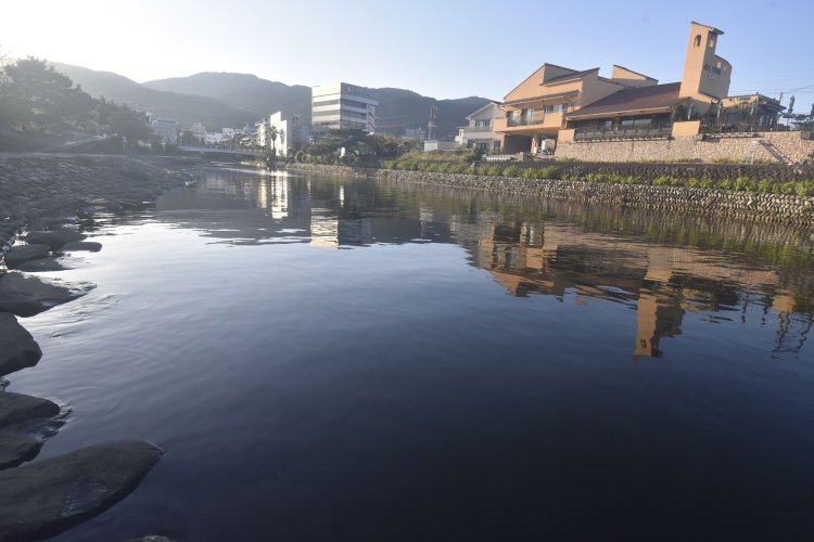 日本初の洋式帆船が造られた松川河口。