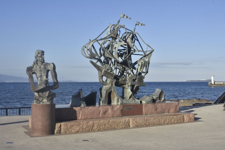 按針メモリアルパークにある三浦按針とサン・ブエナ・ベンツーラ号の像。