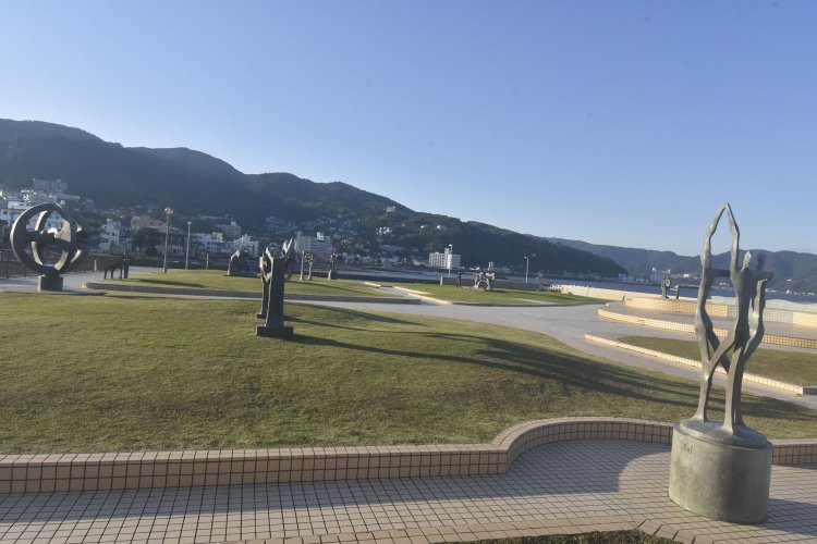 松川を挟みメモリアルパークの向かいにあるなぎさ公園。