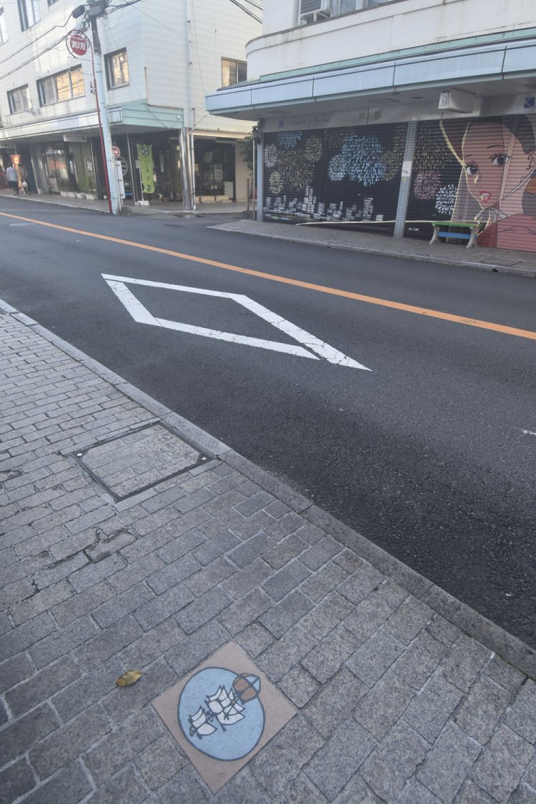 あんじん通り商店街の歩道の絵とシャッターアート。