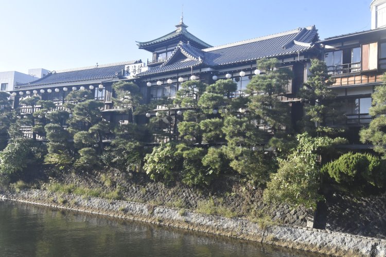 木造3階建てが古き良き時代を彷彿する東海館。入館200円、日帰り入浴500円。