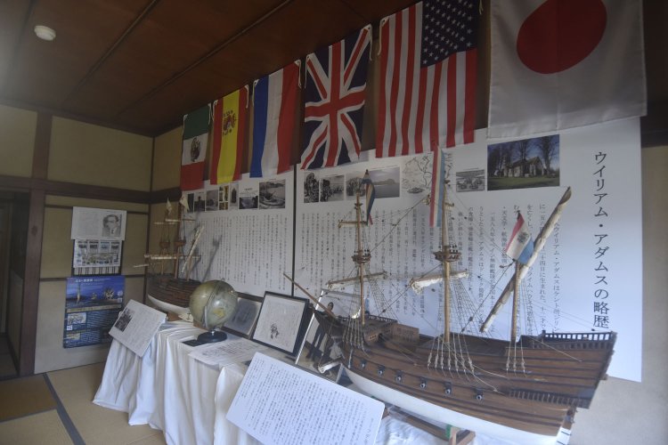 『東海館』の展示室に飾られた洋式帆船の模型。