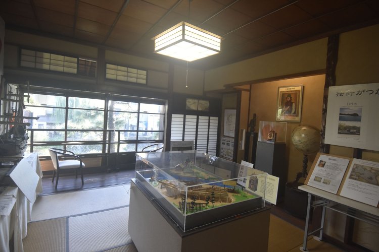 肖像画や西洋時計のレプリカなども展示。