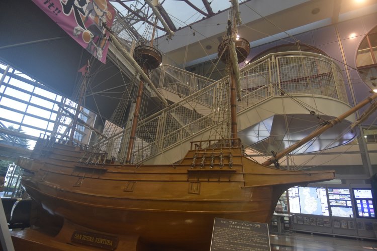 伊東市役所1階ロビーに飾られたン・ブエナ・ベンツーラ号の模型。