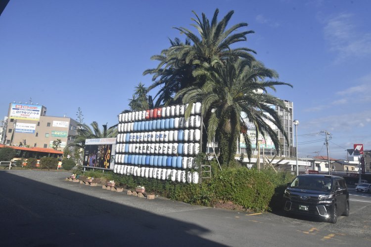 南国気分が味わえる伊東駅前ロータリー。