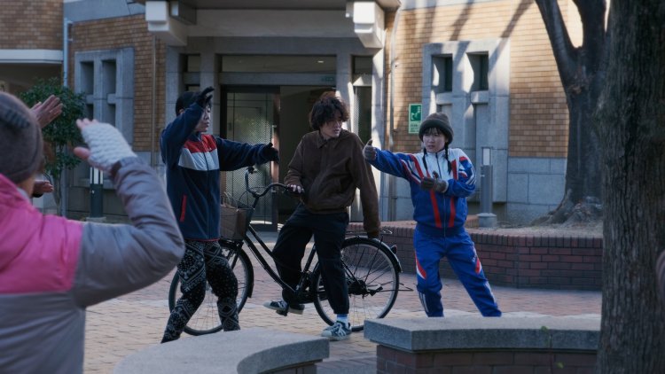 映画の登場人物からは「他人を放っておけない」という大阪人の気質が随所に。新平と佳純を見守る。（C）belly roll film