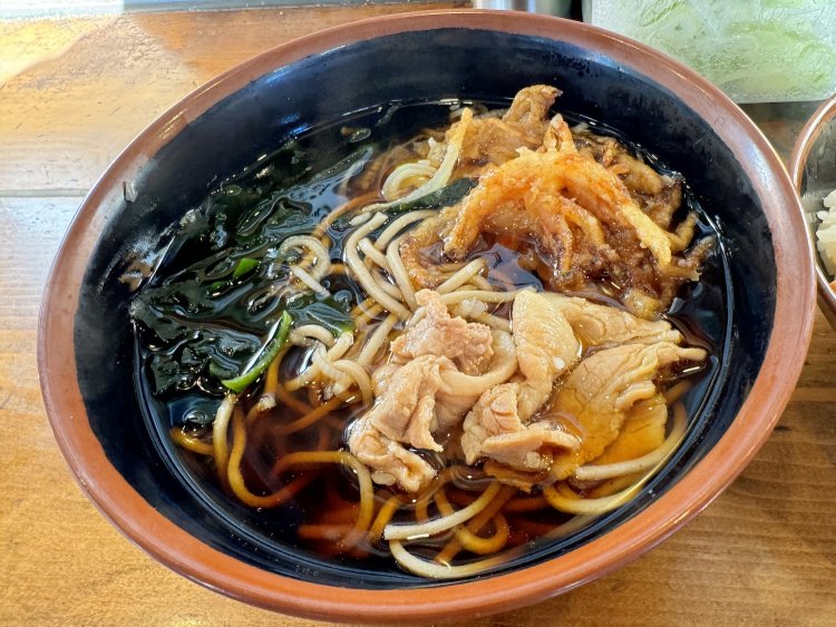 丼のかき揚げと肉を、かけそばに移植するのも良し。