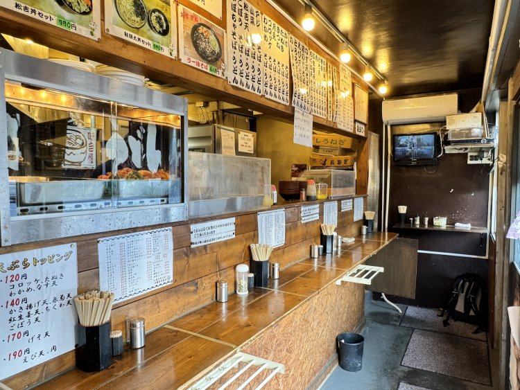 細長い店内は立ち食いカウンターのみ。