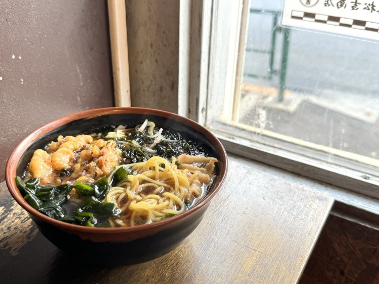 店の外では車が行き交う。