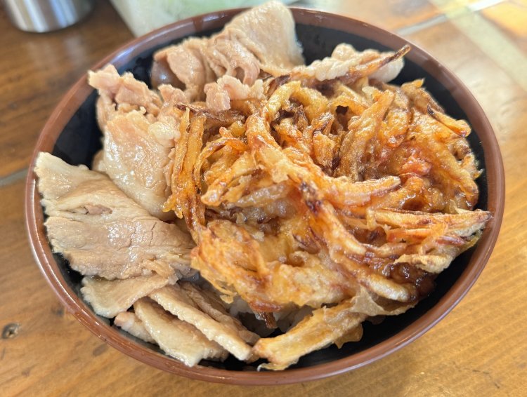 かき揚げと豚肉がのる松吉丼（こちらはセットのミニバージョン）。濃いけどくどくない。