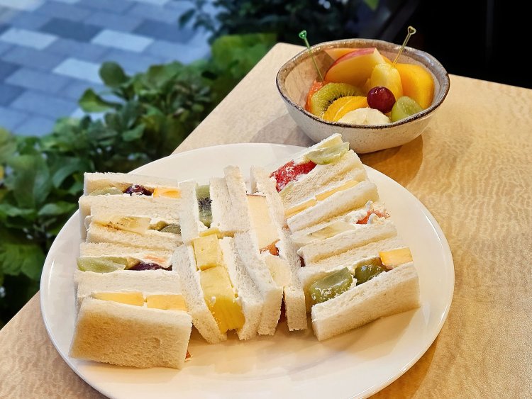 フルーツサンド1350円。