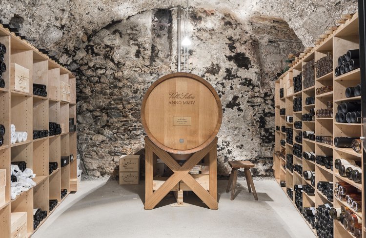 ヴァレーのワインがずらりの「エノテーク」。