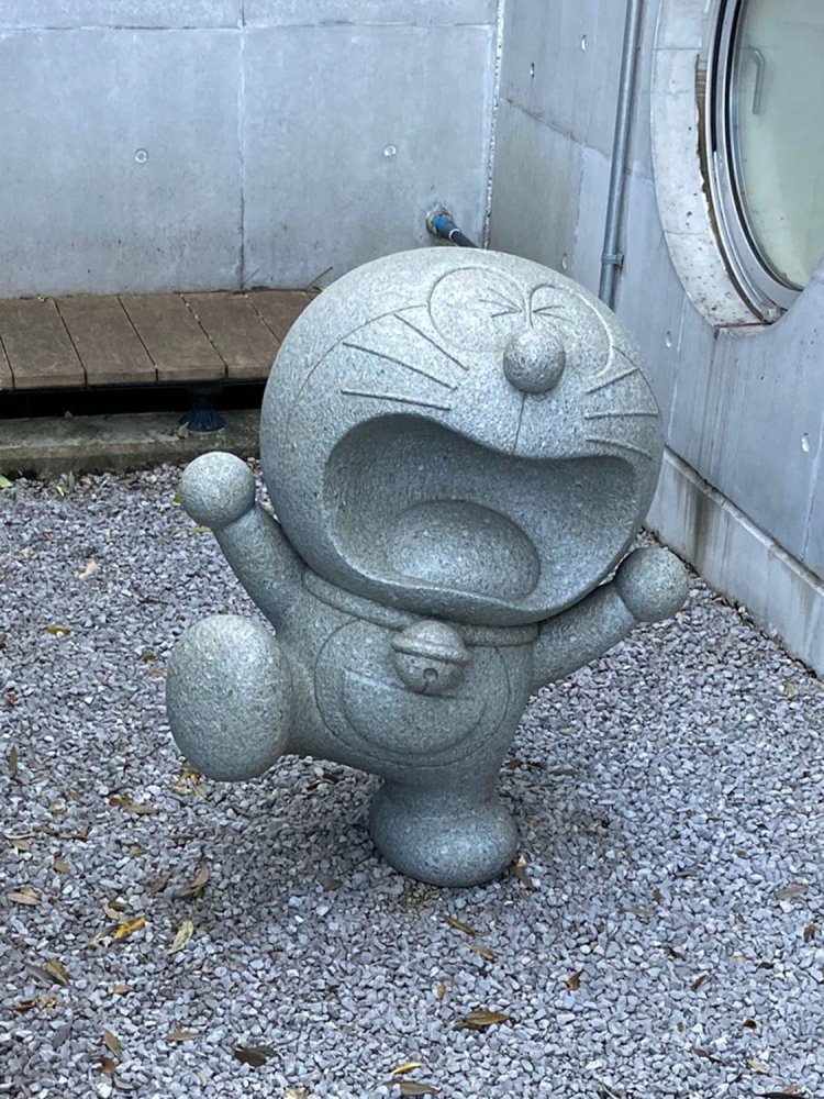 『のび太の魔界大冒険』で石にされてしまったドラえもんをモチーフにした石像は、『藤子・F・不二雄ミュージアム』（川崎市）に設置されている。