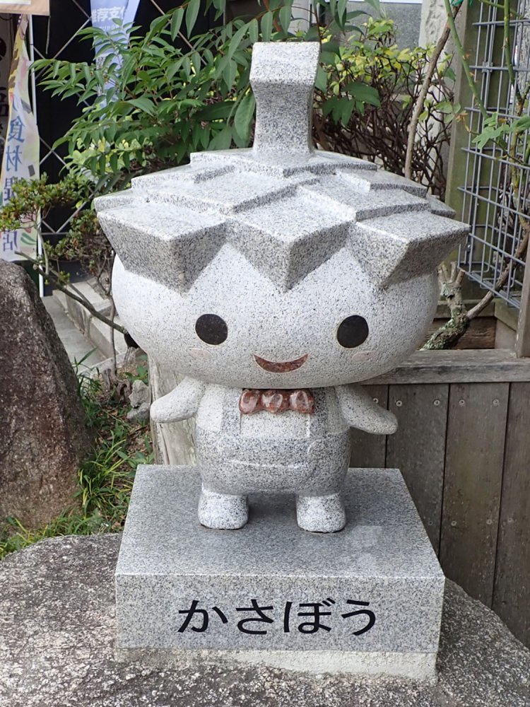 天橋立傘松公園のキャラクター、かさぼう。蝶ネクタイの赤が効いている（京都府宮津市）。