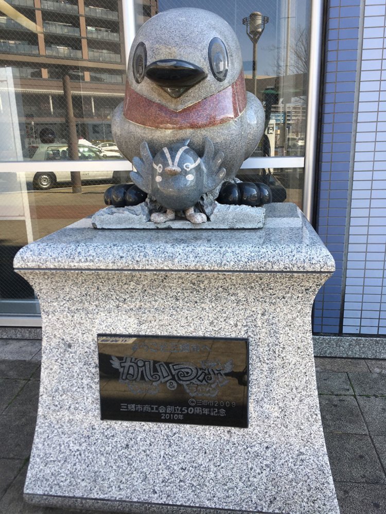 三郷中央駅前に設置された、三郷市（埼玉県）キャラクターのかいちゃん＆つぶちゃん像。かいちゃんのスカーフに赤が用いられている。