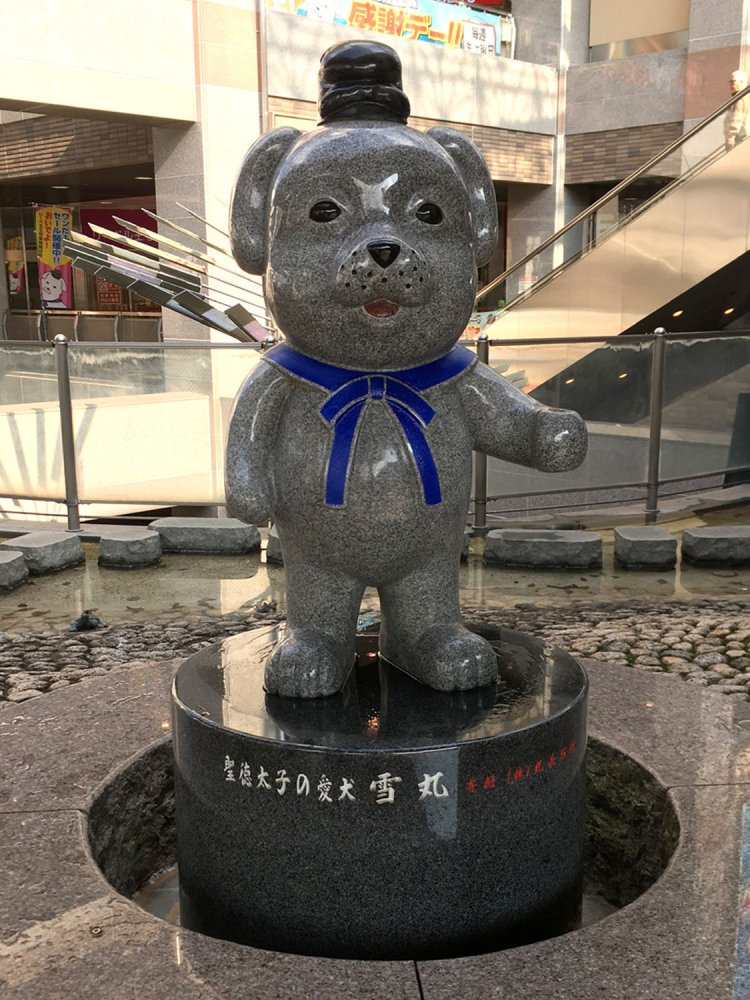 王寺町（奈良県）キャラクターの雪丸。首のリボンは青紫に着色されており、ツヤ加工と合わせて生き生きとした像になっている。