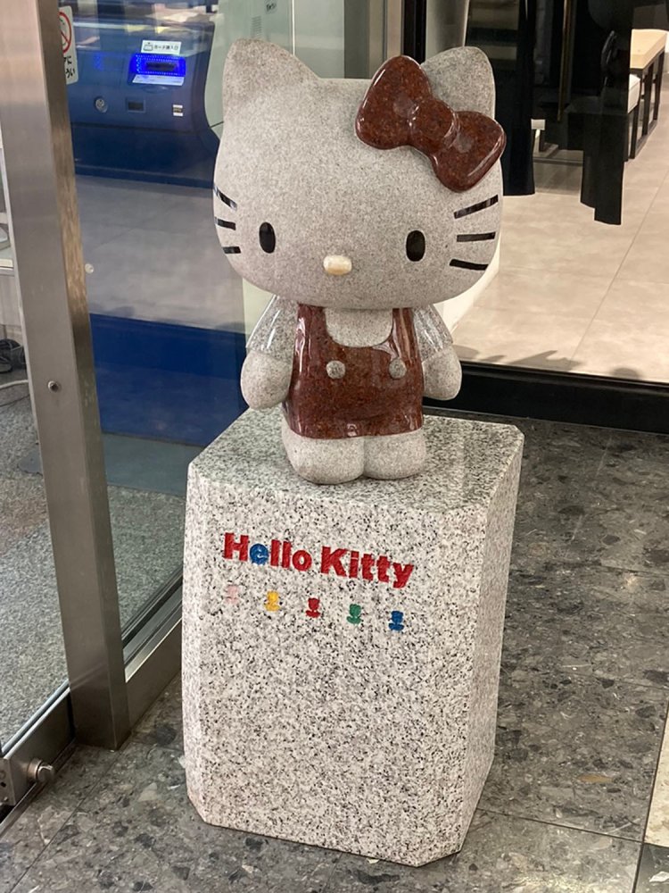 甲府市・岡島百貨店入り口に設置されたキティちゃん。着色された文字がカラフル。