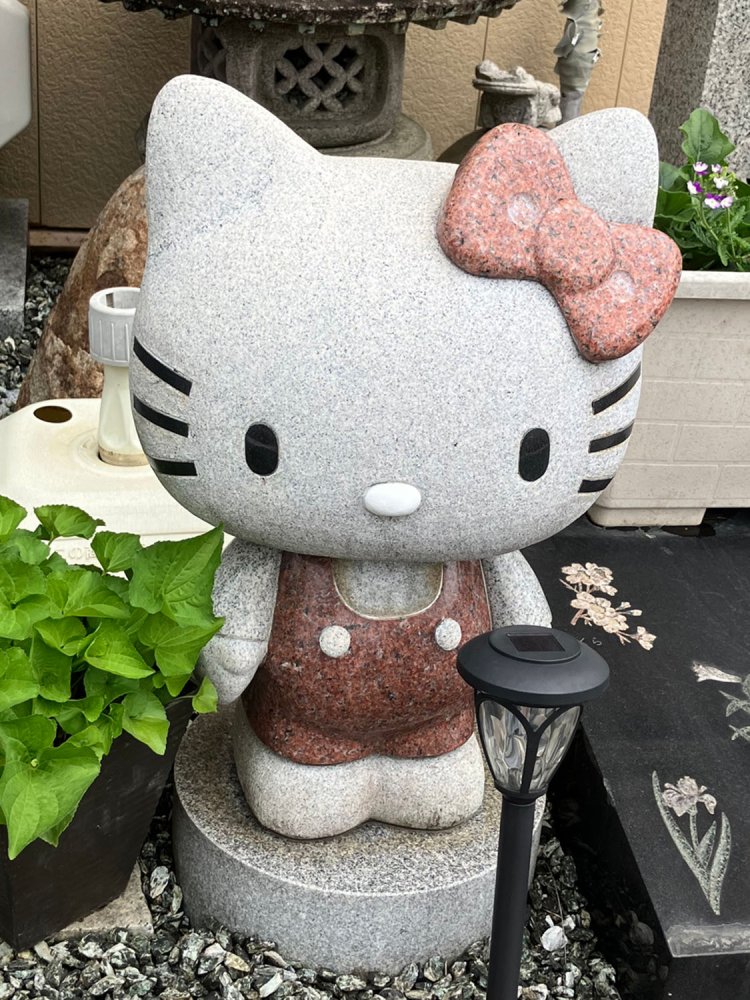 ご当地ではないが、静岡市で見つけたキティちゃん。キティちゃん石像はリボンと服を赤く作るのが一般的なようである。
