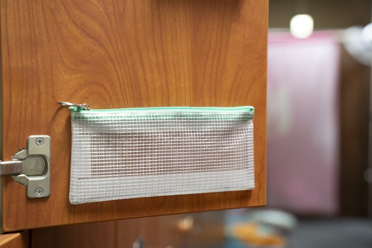 ロッカーには小物類をしまえるミニポーチも。いたるところに気配りが。浴場入口には、手持ちの洗顔料やタオルを置いておける各自のミニブースもある。