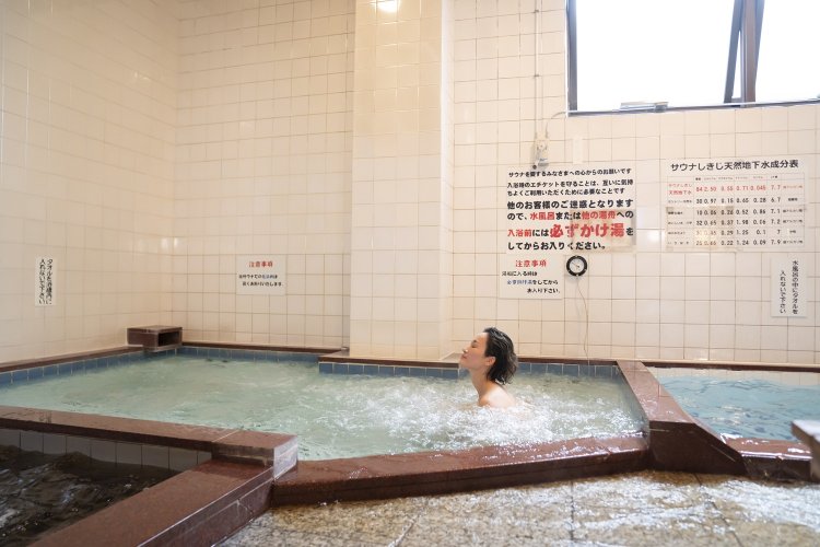 入浴前に体を洗い、歯磨きをしたら、全身を心地よく刺激するジャグジーで湯通し（湯船に浸かること）。