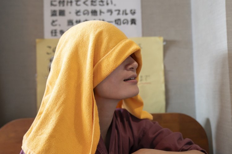 冷たい天然水で絞ったタオルで目を覆い、光をさえぎって脱力。